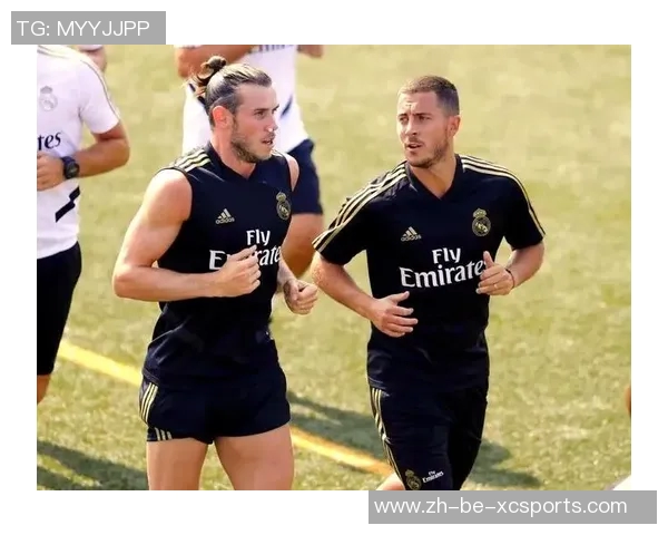 足球场上的传奇瞬间 哪些球星曾在绿茵场上留下过精彩合影 足球场上的传奇瞬间 哪些球星曾在绿茵场上留下过精彩合影